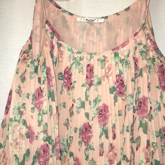 women’s top - Picture 2 of 2